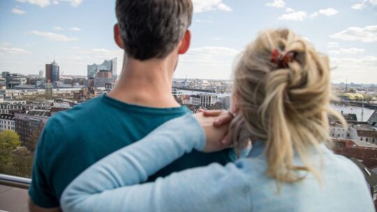 Zwei Menschen auf einem Balkon