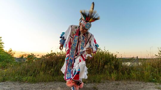 Tanzaufführung eines Anishinabe auf Manitoulin Island