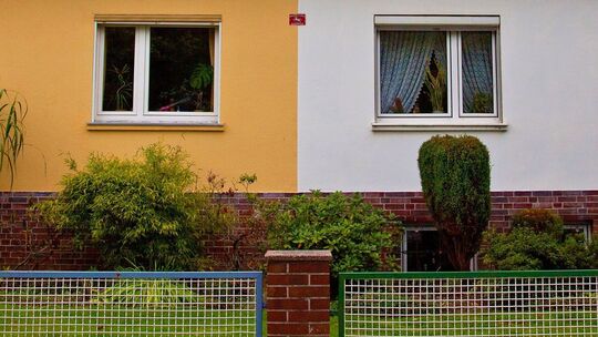 Eine Doppelhaushälfte mit unterschiedlichem Farbanstrich