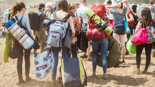 Besucher des Deichbrand Festival mit Gepäck