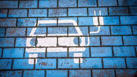 Parkplatz für das Aufladen von Elektroautos