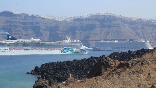 Kreuzfahrtschiffe vor Santorini