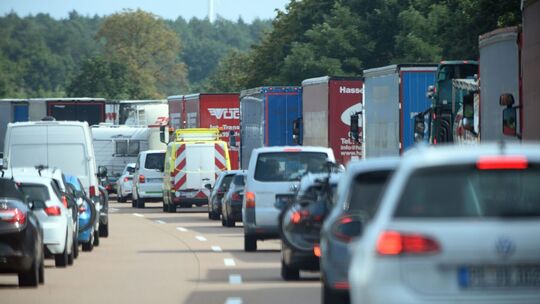 Fahrzeuge haben auf der A2 eine Rettungsgasse gebildet