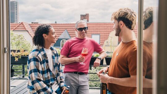 Freunde auf einer Dachterrasse