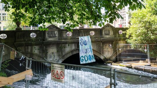 Die Eisbachwelle in München