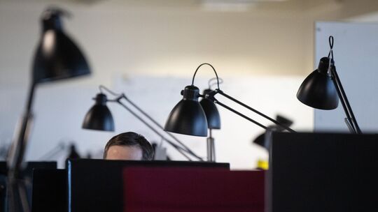 Ein Mann sitzt an einem Büro Schreibtisch