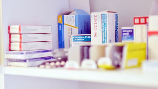 Medikamente lagern in einem Schrank