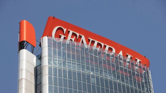 Werbeschild auf Hochhaus in Mailand umgestürzt