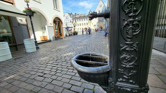 Am Jesuitenplatz in der Koblenzer Altstadt gibt es einen Trinkwasserbrunnen.