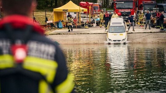 ADAC testet das Sinkverhalten von E-Auto und Verbrenner-Pkw
