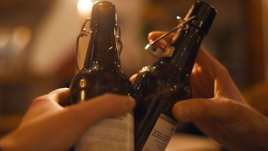 Anstoßen mit Flaschenbier
