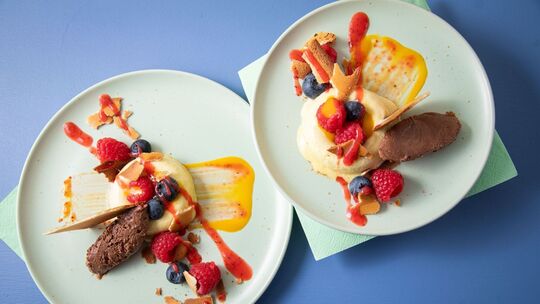 Mangoeisring mit Schokoladenmousse und Fruchtpürree