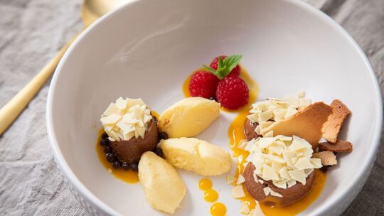 Dessert-Teller mit Schokoladen- und Mango-Mousse
