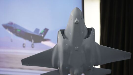 Spatenstich für Rheinmetall-Fabrik für F-35-Kampfjet-Bauteile Spatenstich für Rheinmetall-Fabrik für F-35-Kampfjet-Bauteile