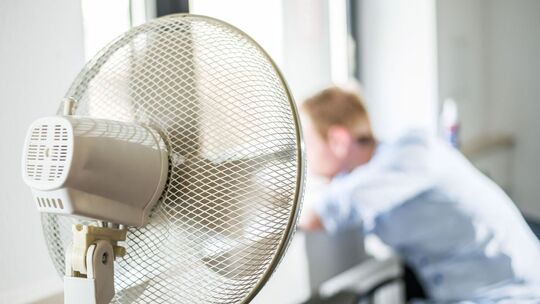 Ein Ventilator steht in einem Büro