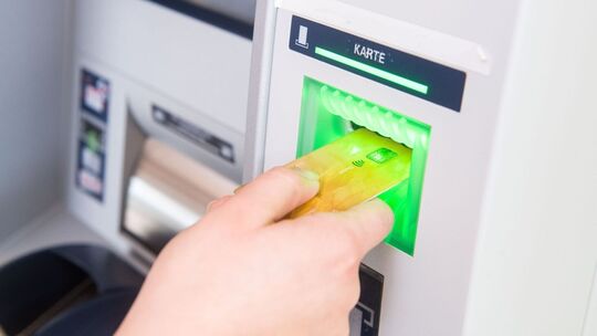 Frau hebt Geld ab