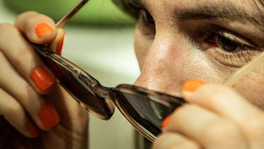 Abdrücke an der Nase einer Frau beim Tragen der Sonnenbrille
