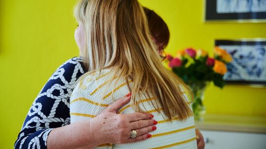 Tochter und Mutter umarmen sich