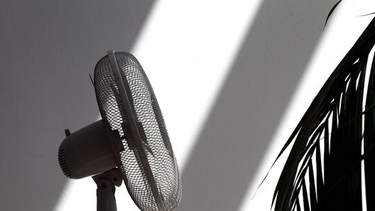 Ein Ventilator in einem Zimmer