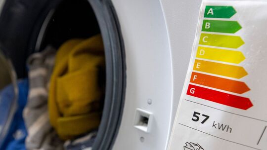 Energielabel an einer Waschmaschine