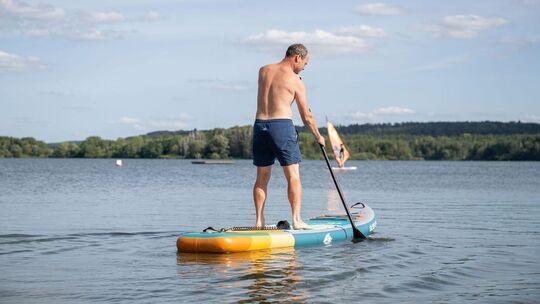 Stand-up-Paddler auf dem Brombachsee