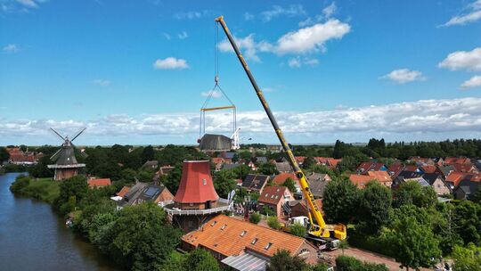 Greetsieler Wahrzeichen Rote Windmühle erhält Kappe wieder