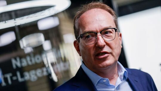 Bundesinnenminister Dobrindt besucht das IT-Lagezentrum des BSI