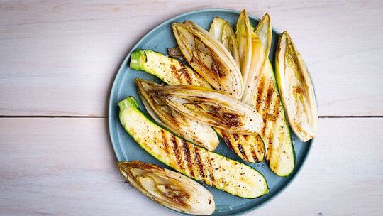 Gegrillte Zucchini und Chicorée