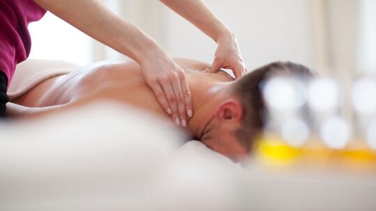 Mann bei der Behandlung in einem Massagestudio