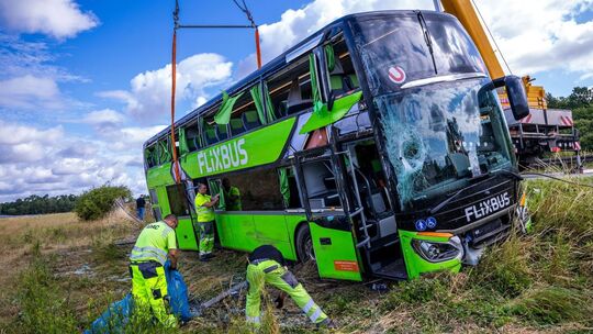 Flixbus auf A19 umgekippt - Menschen verletzt