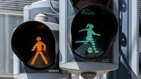 Euro 2025 - Ampel mit Fussballspielerin