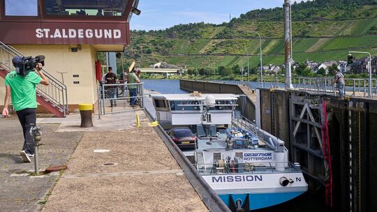 Notschleusungen nach Schiffsunfall auf Mosel
