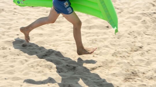Junge schwimmt kilometerweit mit Luftmatratze
