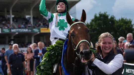 Nina Baltromei gewinnt deutsches Galopp-Derby