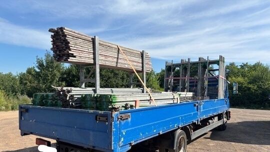 Der LKW mit Gerüstteilen