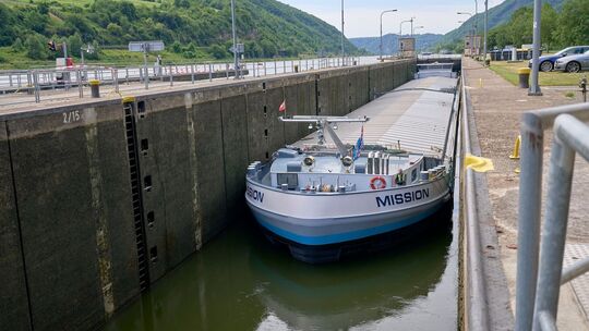 Notschleusungen nach Schiffsunfall auf Mosel