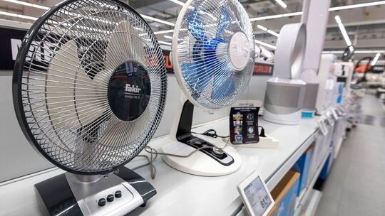 Ventilatoren stehen in einem Elektromarkt