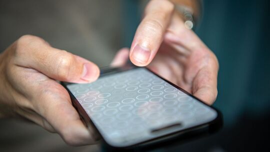 Ein Mann lässt digitale Luftpolsterfolie platzen