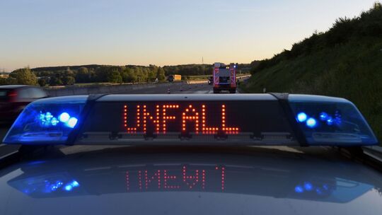 Ein Polizeifahrzeug warnt vor einer Unfallstelle