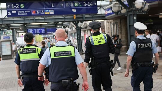 Polizei kontrolliert vor dem Hamburger Hauptbahnhof
