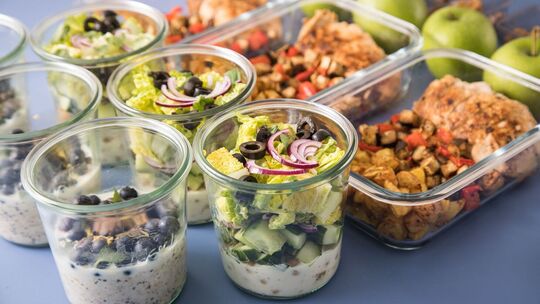 Meal Prep mit Salat, Dessert und Hauptgericht mit Hühnchen