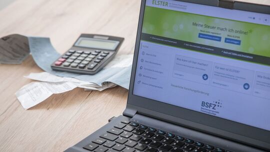 Steuersoftware ELSTER auf einem Laptop