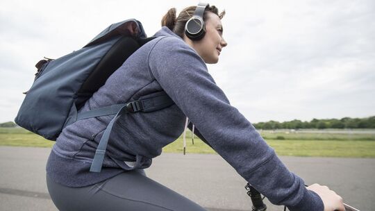 Radfahrerin hört Musik über Kopfhörer