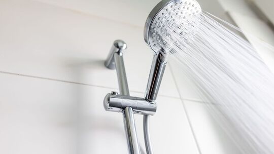 Wasser läuft aus einem Duschkopf