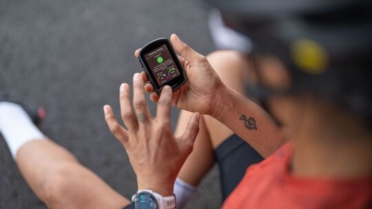 Ein Radfahrer mit einem Garmin GPS-Gerät