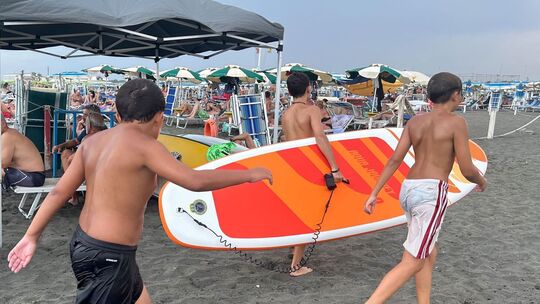 Drei Jungen an einem italienischen Strand