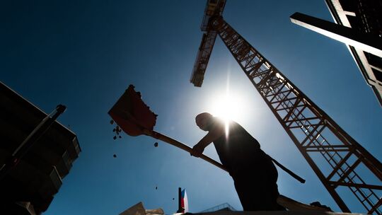 Bauarbeiter arbeitet bei Hitze auf einer Baustelle
