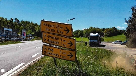 Beschädigter Wegweiser
