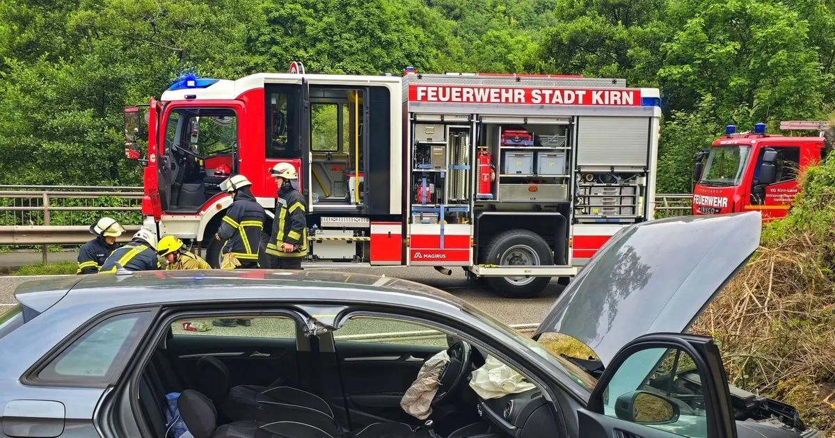 Schwerer Unfall auf B41: Frontal gegen Felswand geprallt