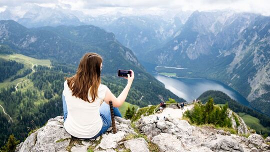 Frau fotografiert vom Gipfel des Jenner den Königssee